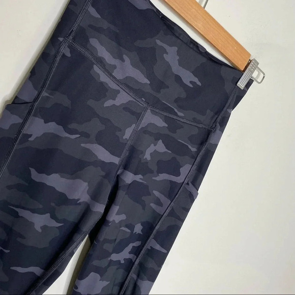Athleta Black Camo High Rise Ultimate Stash Pocket 7/8 Tight Legging Size XS - Picture 3 of 12